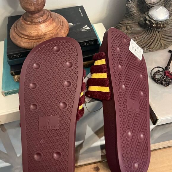 NWT women’s ADIDAS TEDDY
SLIDES ADILETTE WITH FAUX FUR UPPER. Size 7 - Picture 4 of 6